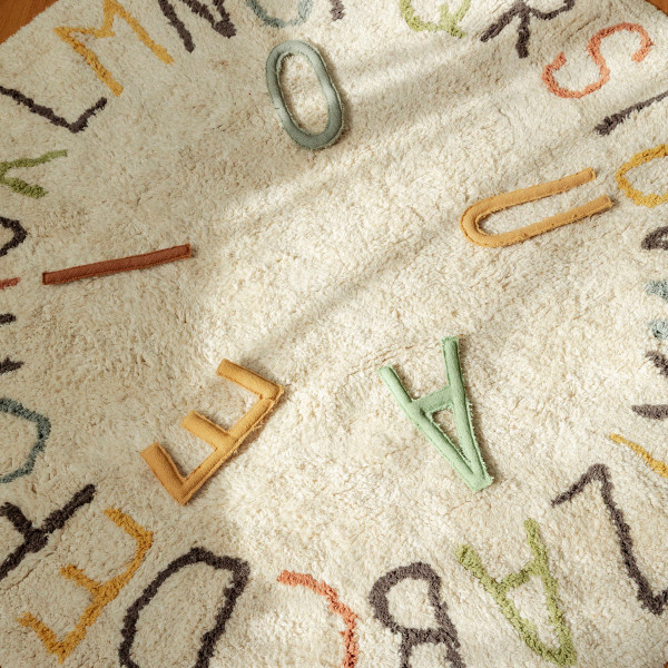 Lorena Canals runder Kinderteppich ABC natural farbig