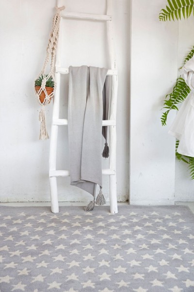 Lorena Canals Wollteppich Little Stars Light Grey mit blauen Sternen 140x200