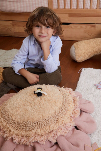 Lorena Canals Bodenkissen Blume mit Honigbiene Pink Daisy