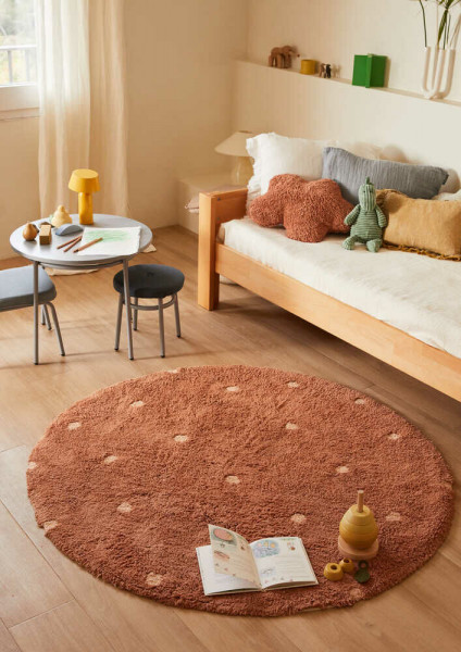 Lorena Canals waschbarer Kinderteppich rund mit Punkten Kastanienbraun